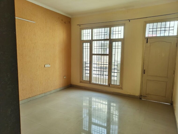 Room, vip road 3 Bedroom 2000 Sq.Ft. Apartment In Vip Road Zirakpur 9797399