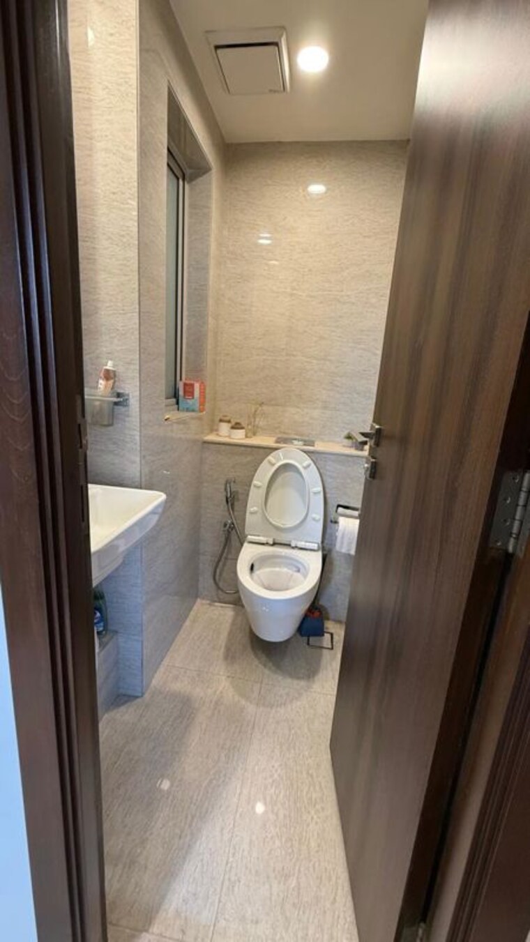 Bathroom, hiranandani-regent-hill 1 Bedroom 550 Sq.Ft. Apartment In Powai Mumbai 9797475