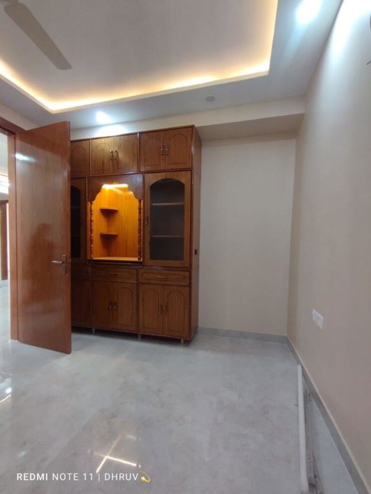 Room, sector 11 dwarka 4 Bedroom 2000 Sq.Ft. Apartment In Sector 11 Dwarka Delhi 9797480