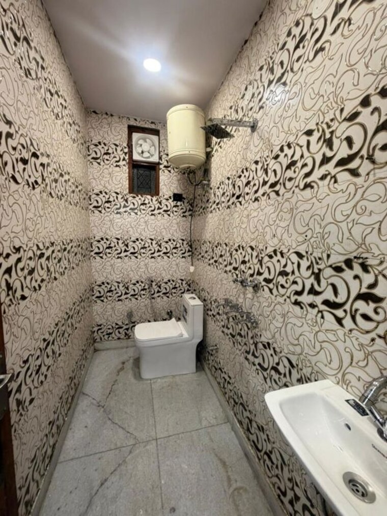 Bathroom, jasola 3 Bedroom 1200 Sq.Ft. Apartment In Jasola Delhi 9797419