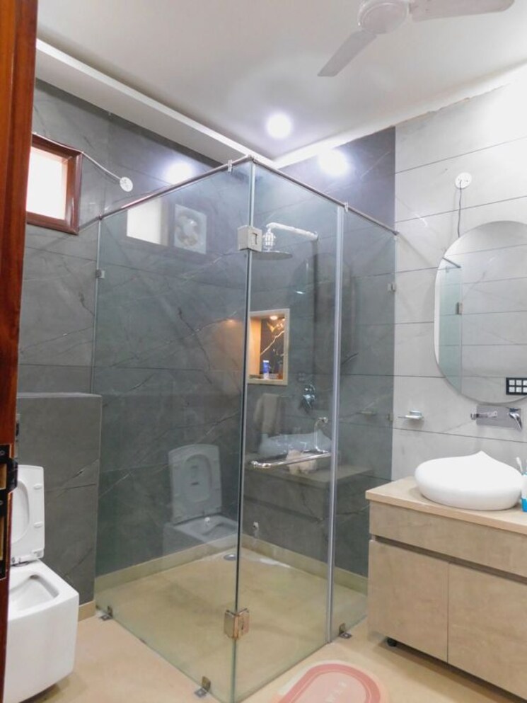 Bathroom, ramprastha-society 6+ Bedroom 240 Sq.Yd. Independent House In Ramprastha Greens Ghaziabad 9797501