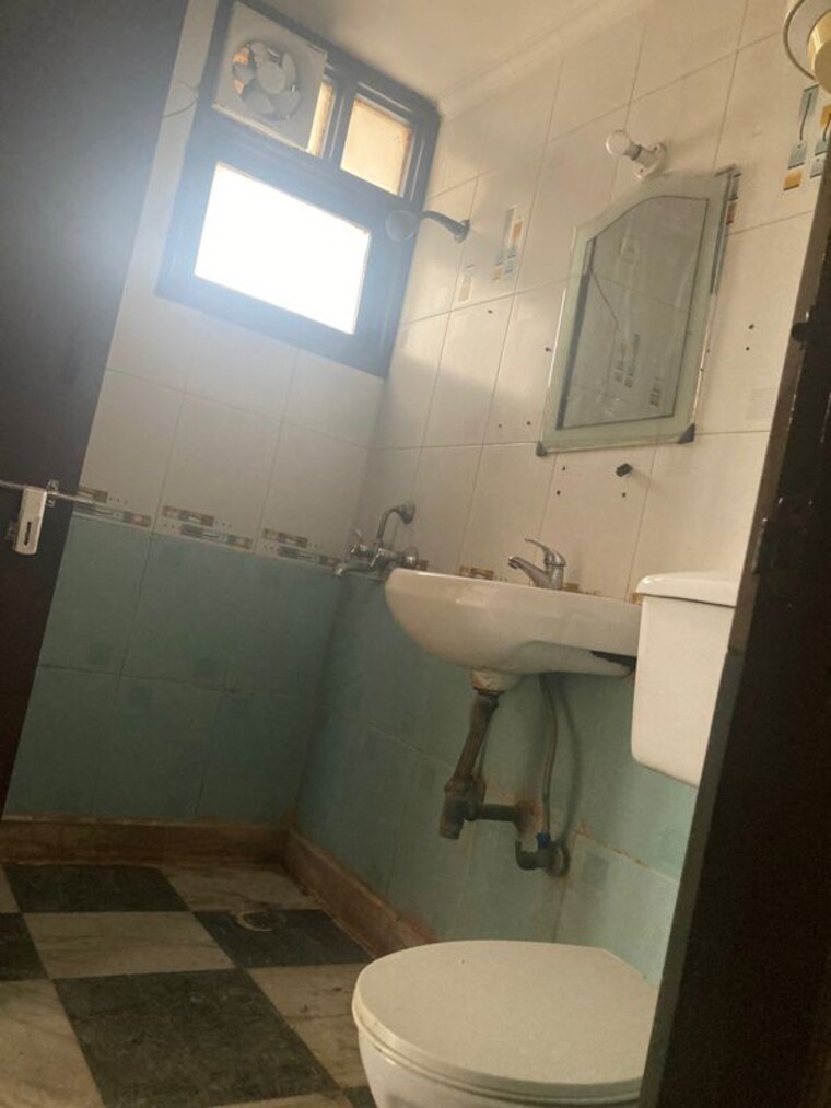 Bathroom, sector 19 dwarka 3 Bedroom 1500 Sq.Ft. Apartment In Sector 19 Dwarka Delhi 9797810