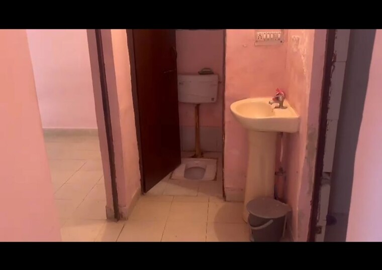 Bathroom, upavp-brahmputra-enclave 3 Bedroom 51 Sq.Mt. Apartment In Siddharth Vihar Ghaziabad 9797794