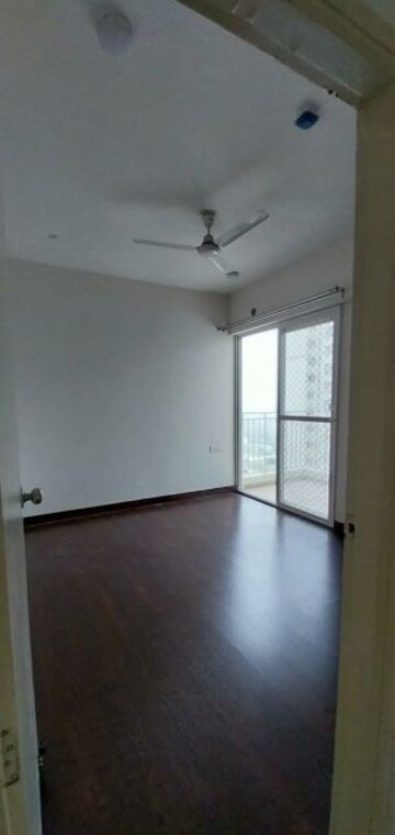 Room in 2 BHK Apartment at Mahagun Mantra I, Sector 10 Greater Noida – for Rent