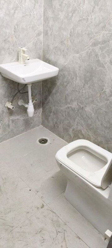 Bathroom in Studio Apartment at Varun Enclave, Sector 28 – for Rent