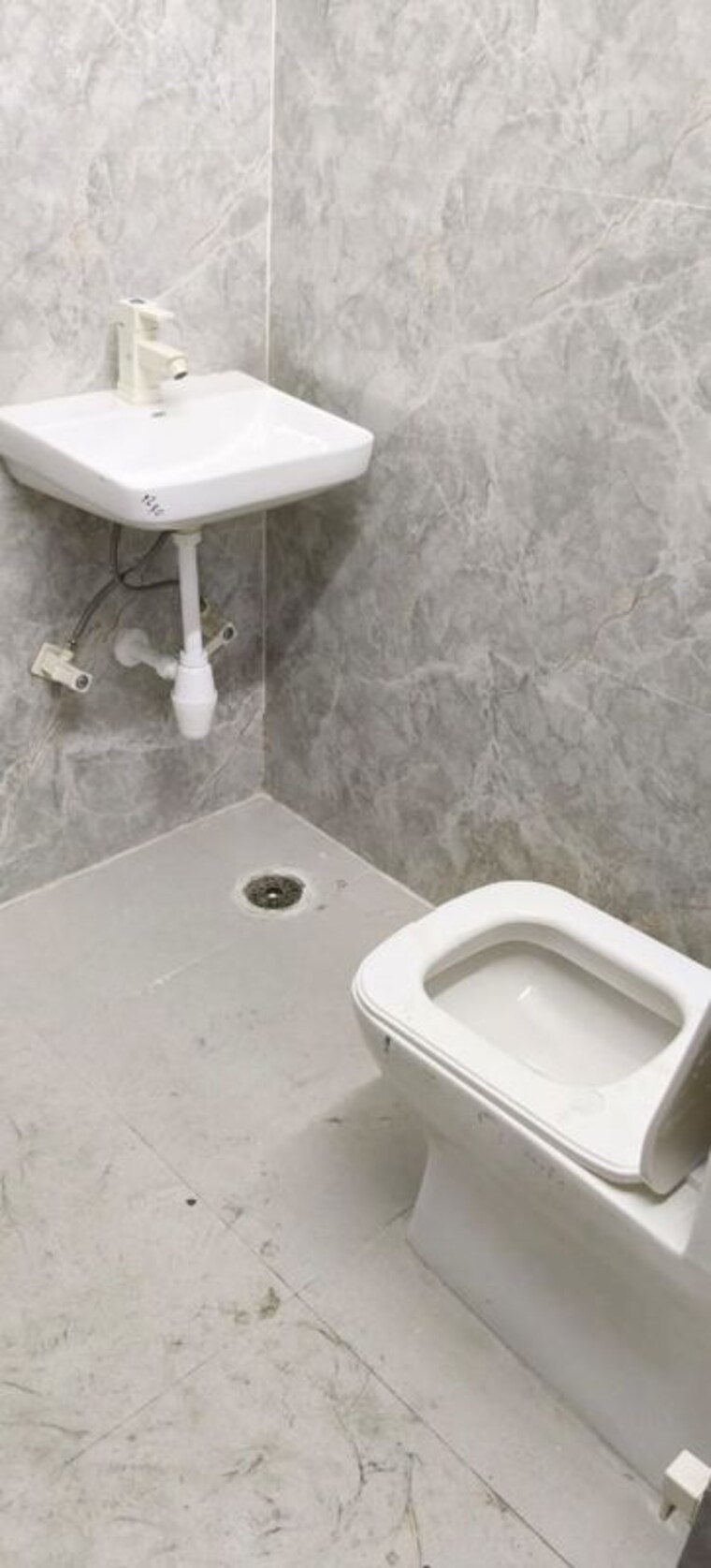 Bathroom, varun-enclave Studio 300 Sq.Ft. Apartment In Sector 28 Noida 9798260