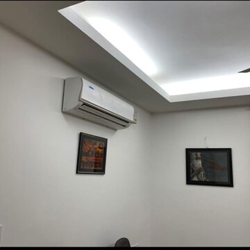 Room in 4 BHK Apartment at Rohini – for Rent