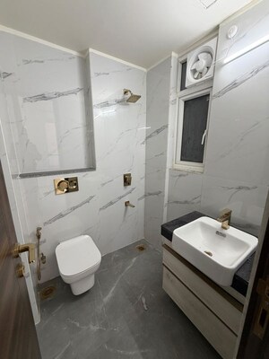 Bathroom in 2.5 BHK Apartment at Smart World Orchard, Sector 61 – for Rent