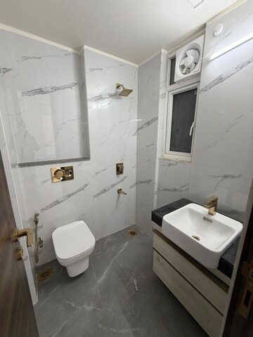 Bathroom in 2.5 BHK Apartment at Smart World Orchard, Sector 61 – for Rent