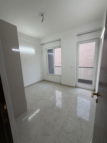 Room in 2.5 BHK Apartment at Smart World Orchard, Sector 61 – for Rent