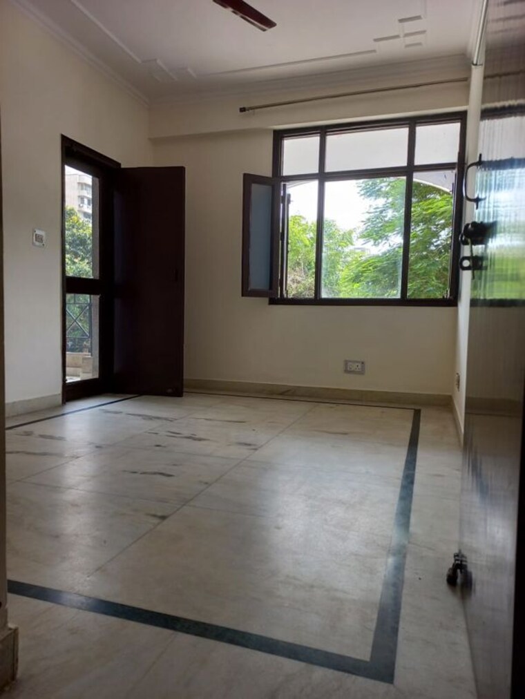 Room, sector 18 dwarka 3 Bedroom 1500 Sq.Ft. Apartment In Sector 18 Dwarka Delhi 9798482