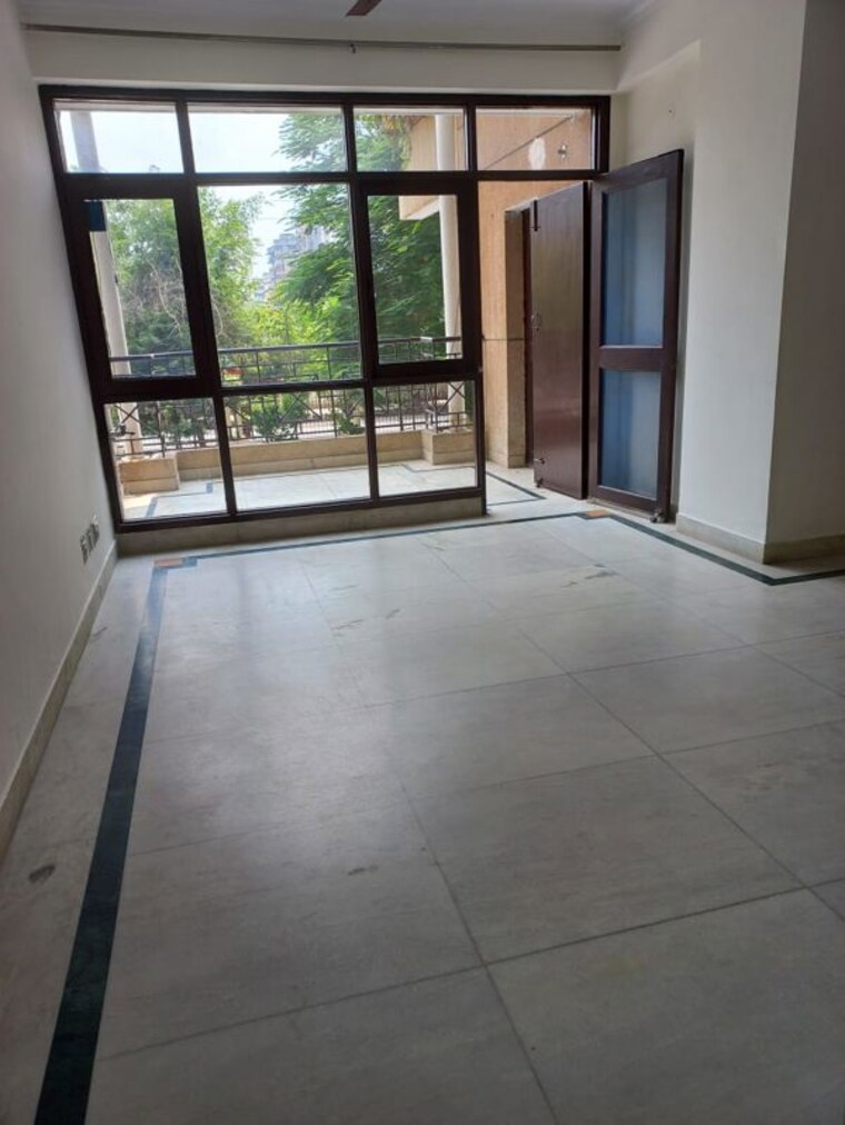 Room, sector 18 dwarka 3 Bedroom 1500 Sq.Ft. Apartment In Sector 18 Dwarka Delhi 9798482