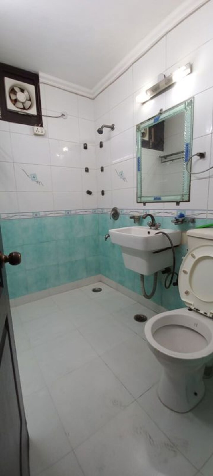 Bathroom, sector 11 dwarka 3 Bedroom 1500 Sq.Ft. Apartment In Sector 11 Dwarka Delhi 9798741