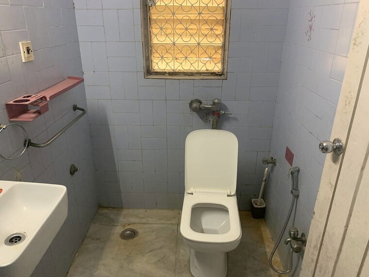 Bathroom, bandra west 3 Bedroom 1100 Sq.Ft. Apartment In Bandra West Mumbai 9798669