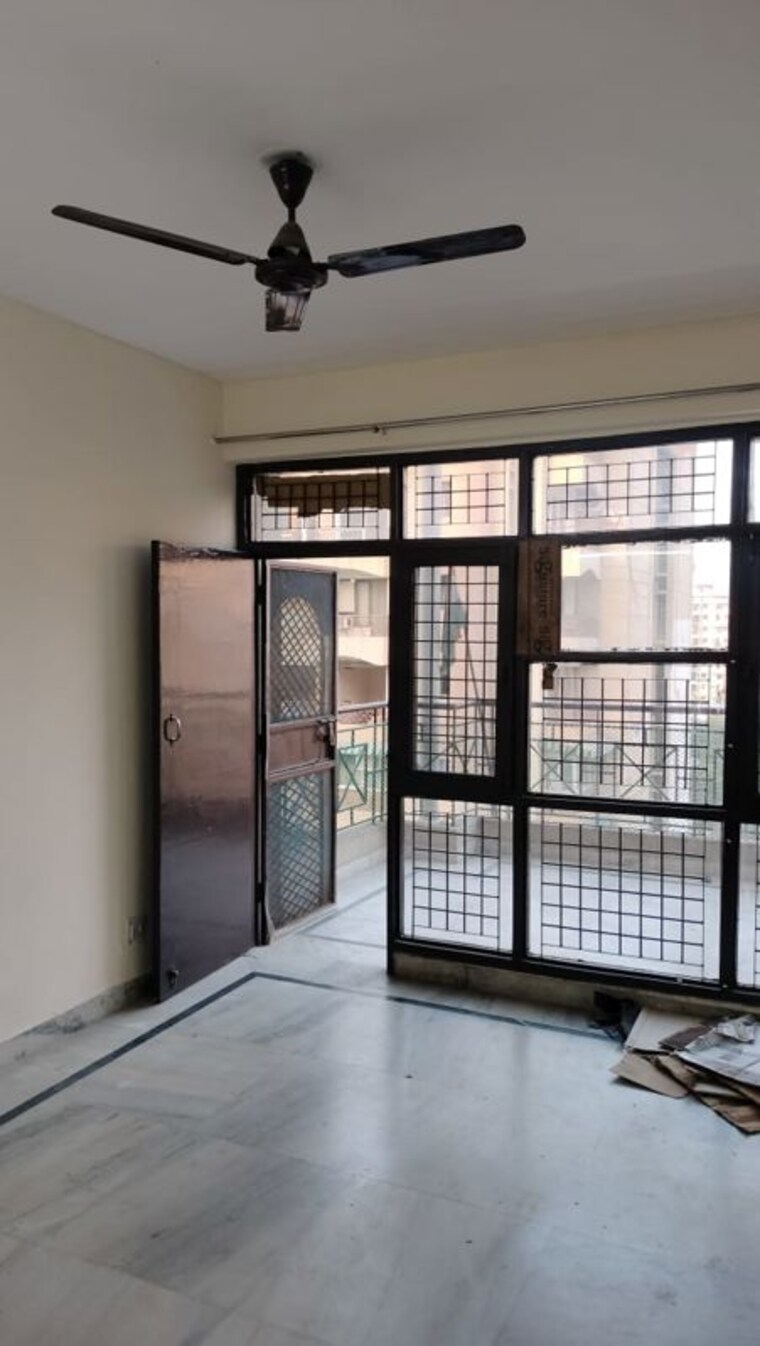 Room, sector 22 dwarka 3 Bedroom 1500 Sq.Ft. Apartment In Sector 22 Dwarka Delhi 9798840