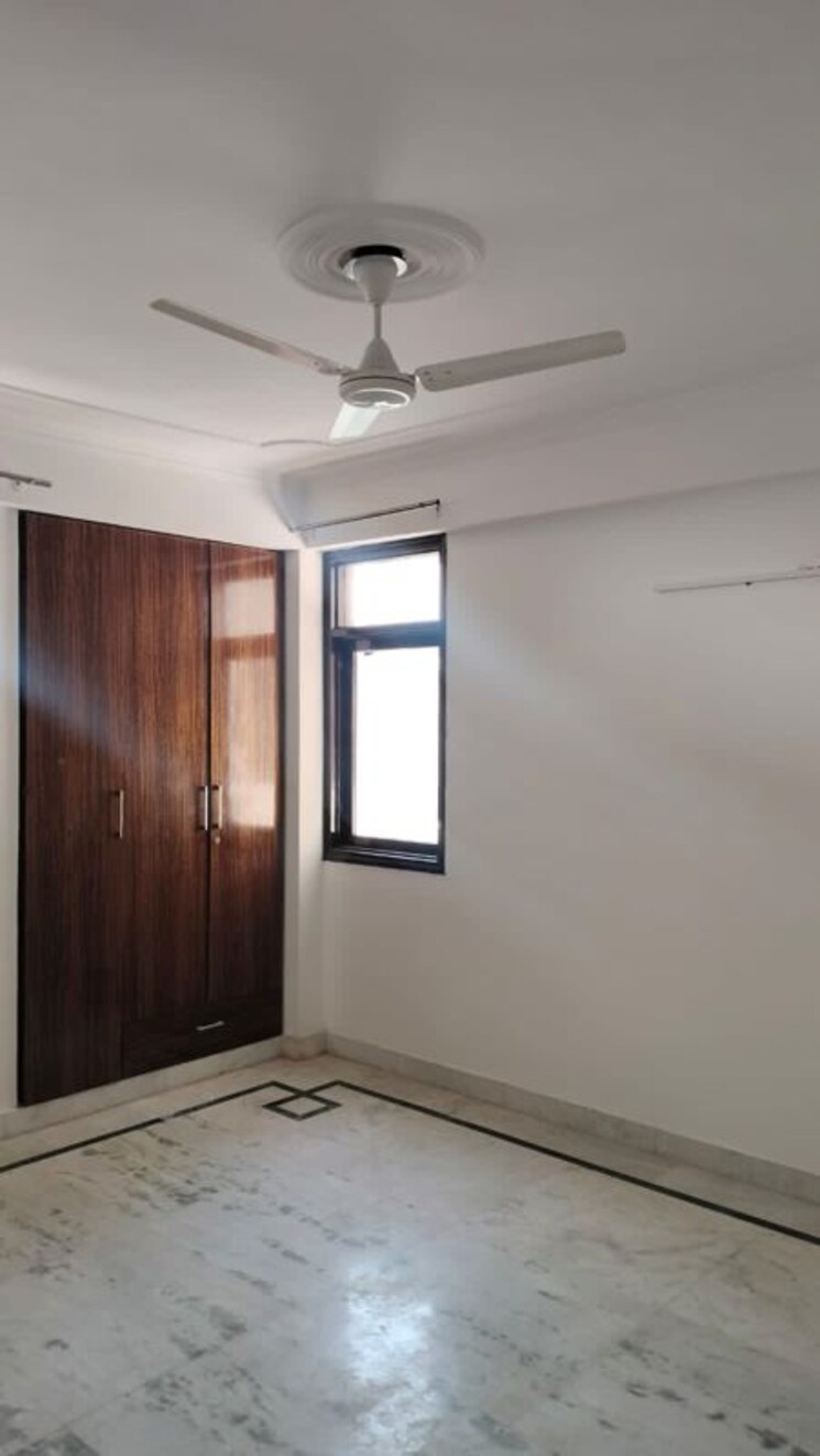 Room, sector 22 dwarka 3 Bedroom 1500 Sq.Ft. Apartment In Sector 22 Dwarka Delhi 9798840