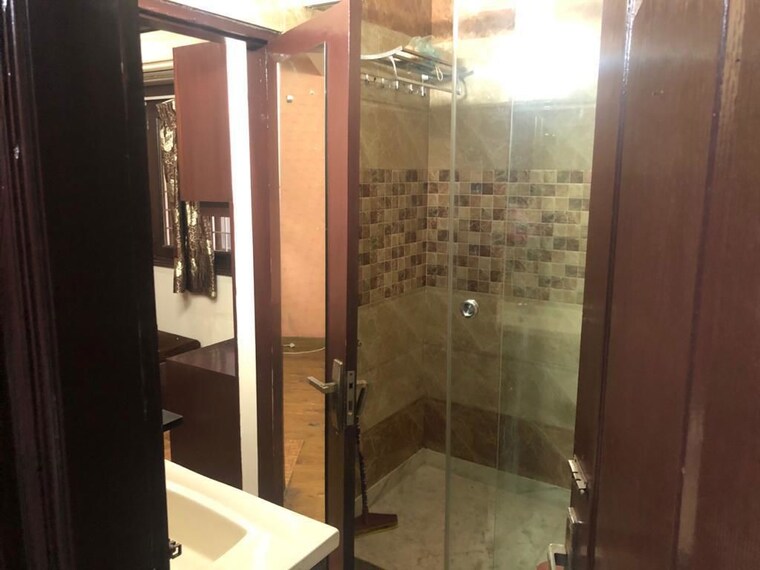 Bathroom, sector 11 dwarka 3 Bedroom 1500 Sq.Ft. Apartment In Sector 11 Dwarka Delhi 9798961