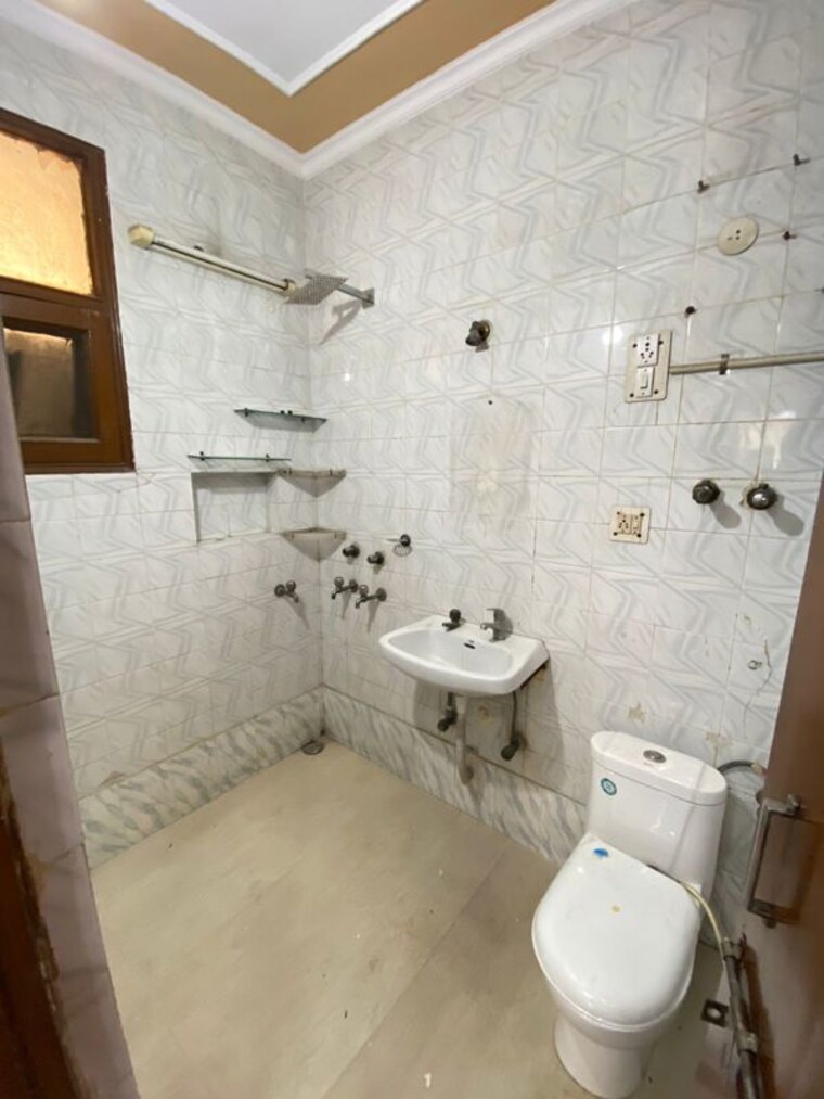 Bathroom, sector 7 dwarka 3 Bedroom 1500 Sq.Ft. Apartment In Sector 7 Dwarka Delhi 9799208