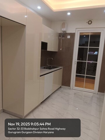 Room in 4 BHK Apartment at Central Park Flower Valley, Sohna Sector 33 – for Rent