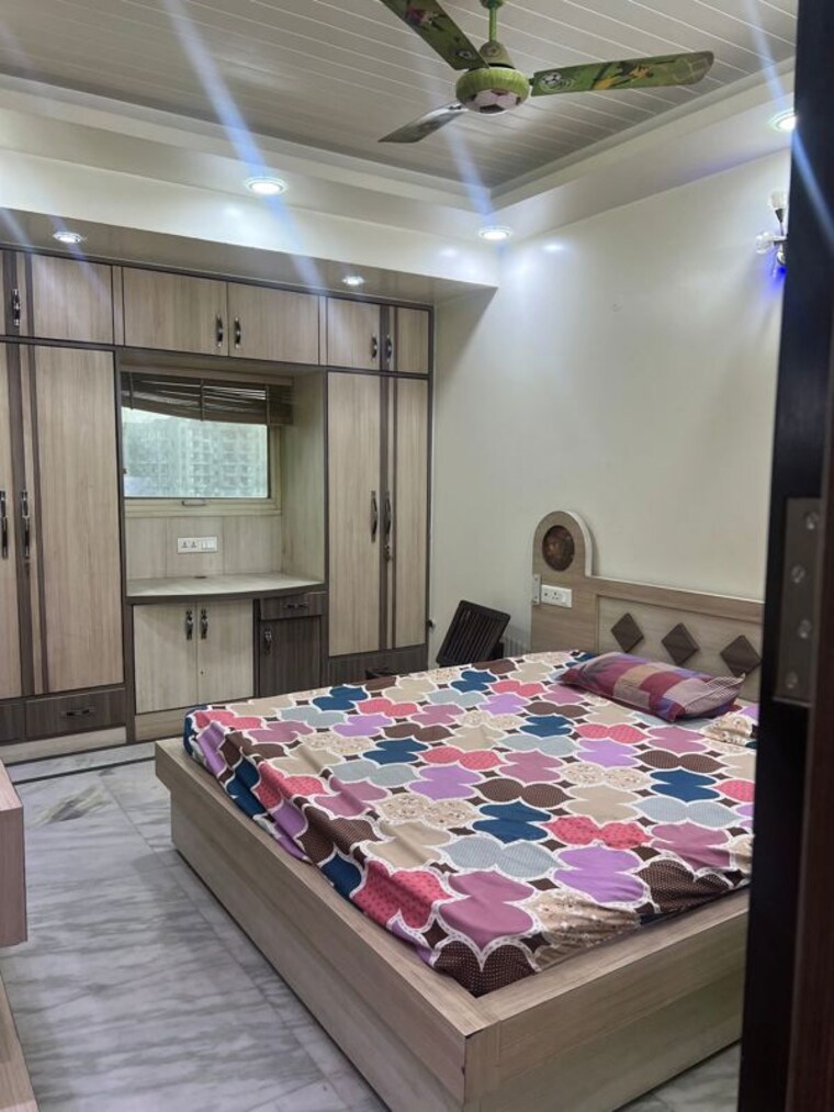 Room, sector 18 dwarka 3 Bedroom 1700 Sq.Ft. Apartment In Sector 18 Dwarka Delhi 9799326