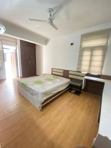 Room in 4 BHK Apartment at Sector 5 Dwarka – for Rent