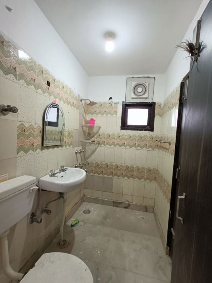 Bathroom, sector 11 dwarka 3 Bedroom 1500 Sq.Ft. Apartment In Sector 11 Dwarka Delhi 9799564