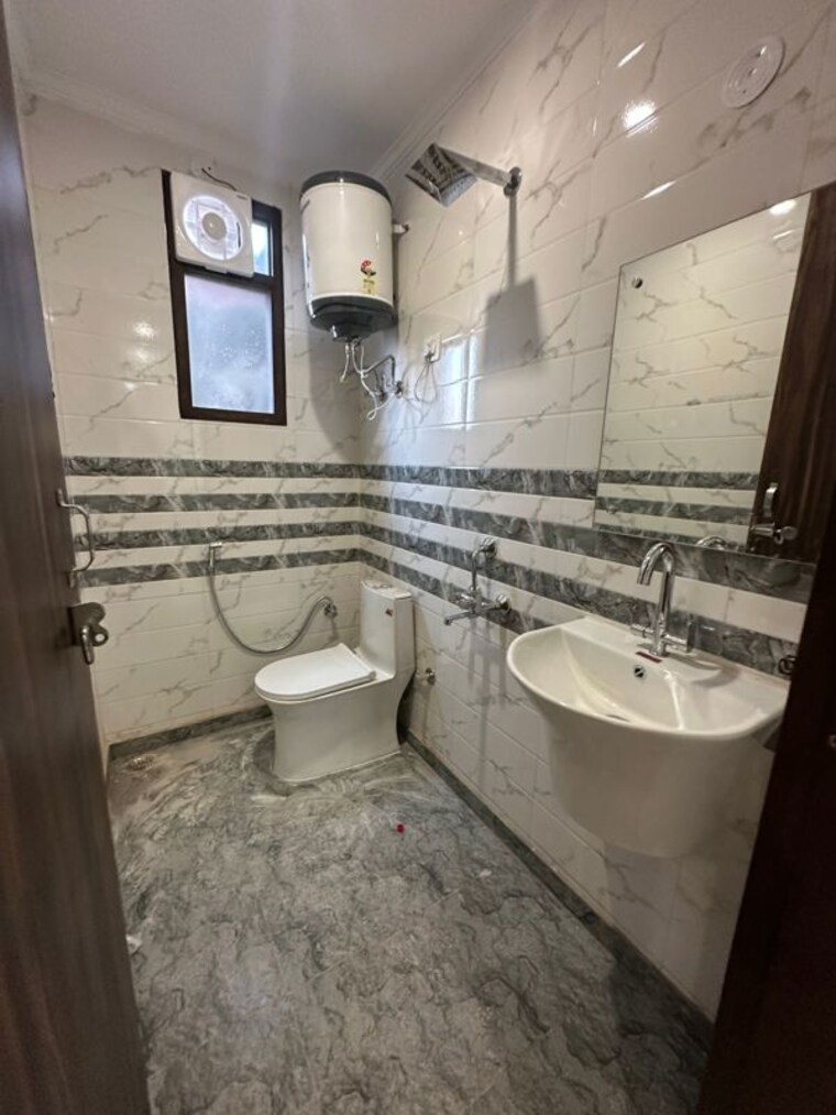 Bathroom, freedom fighters enclave 2 Bedroom 950 Sq.Ft. Builder Floor In Freedom Fighters Enclave Delhi 9799626
