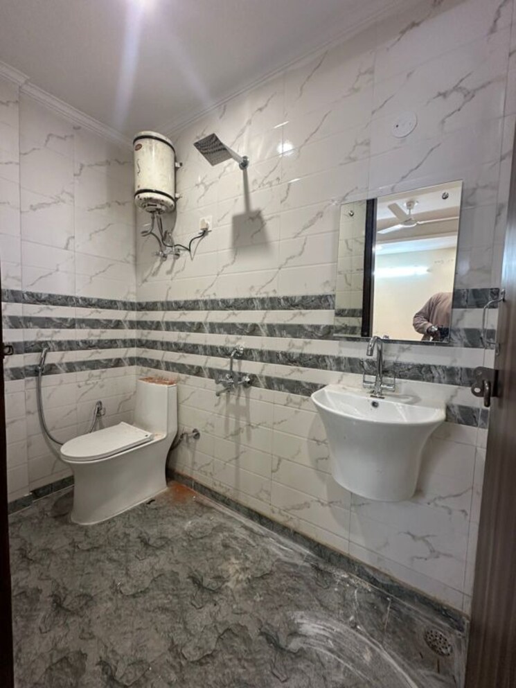 Bathroom, freedom fighters enclave 2 Bedroom 950 Sq.Ft. Builder Floor In Freedom Fighters Enclave Delhi 9799626