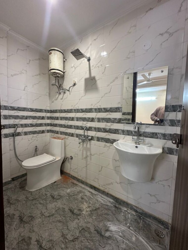 Bathroom, freedom fighters enclave 2 Bedroom 950 Sq.Ft. Builder Floor In Freedom Fighters Enclave Delhi 9799626