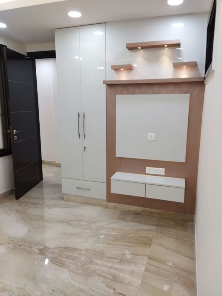Bathroom, east of kailash 3 Bedroom 1125 Sq.Ft. Builder Floor In East Of Kailash Delhi 9799685
