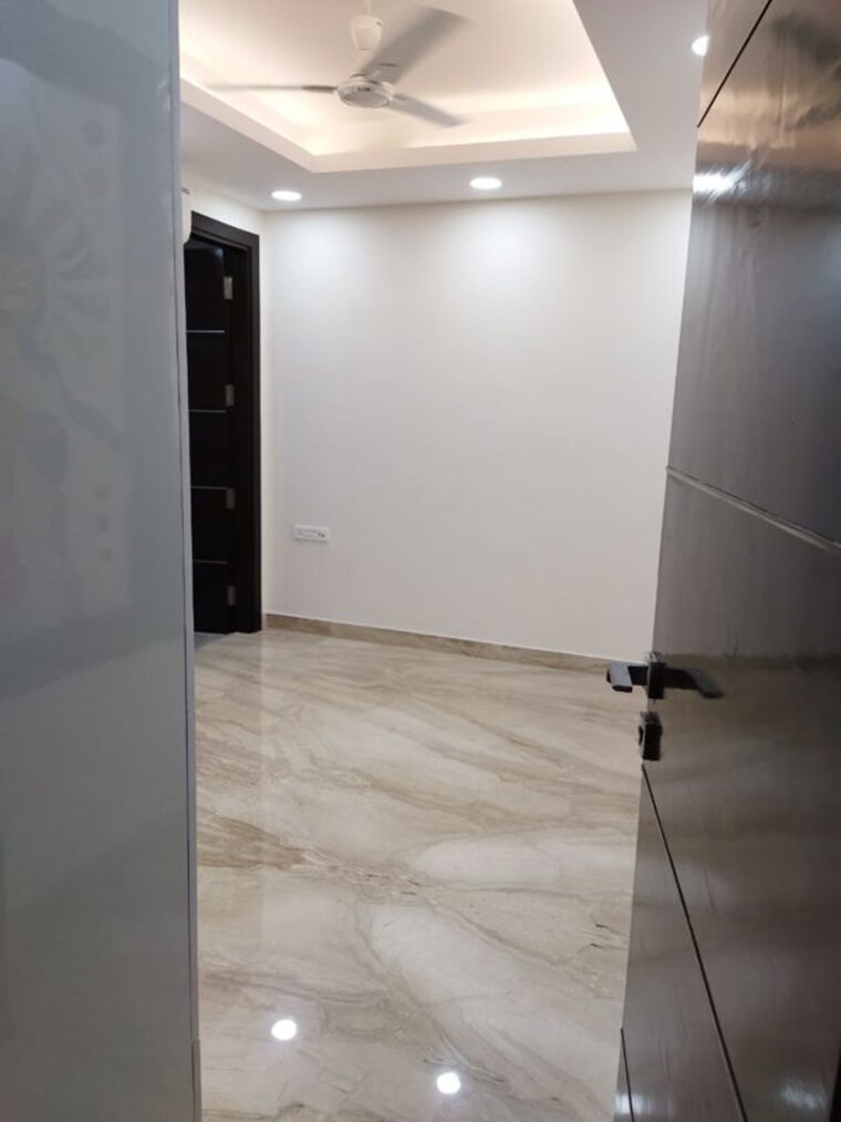 Room, east of kailash 3 Bedroom 1125 Sq.Ft. Builder Floor In East Of Kailash Delhi 9799685