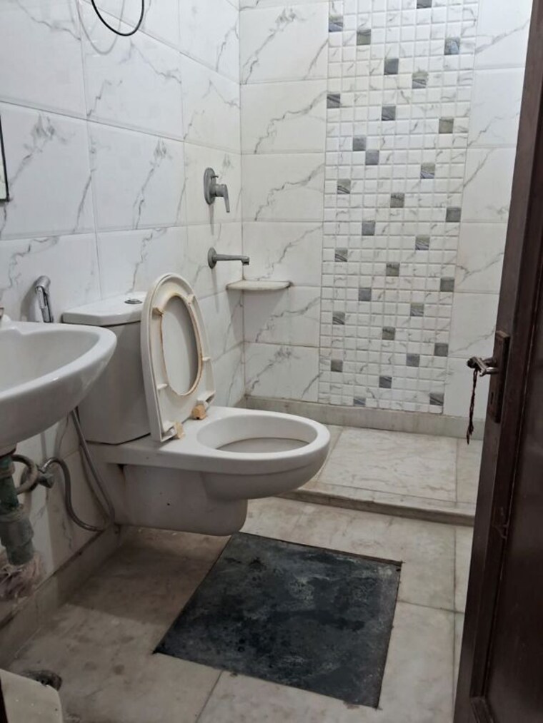 Bathroom, east of kailash 1 RK 500 Sq.Ft. Builder Floor In East Of Kailash Delhi 9793167