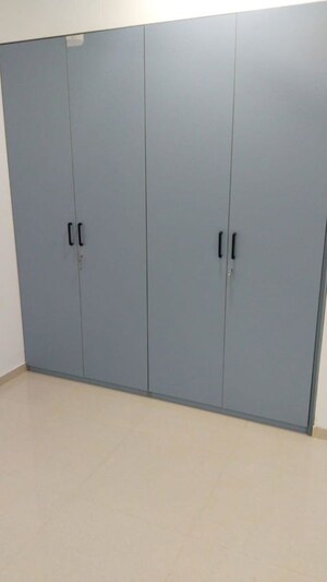 Room in 2 BHK Apartment at Kalpataru Immensa F, Kolshet Road – for Rent