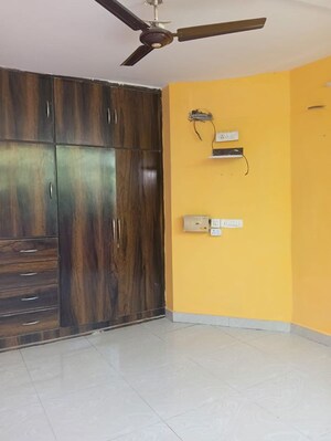 Room in 3 BHK Apartment at Central Park Flower Valley Aqua Front Towers, Sohna Sector 33 – for Rent