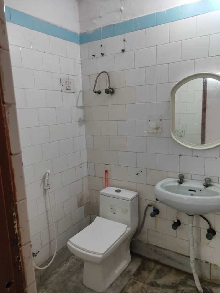 Bathroom, shipra-suncity 3 Bedroom 1500 Sq.Ft. Apartment In Vaibhav Khand Ghaziabad 9800374