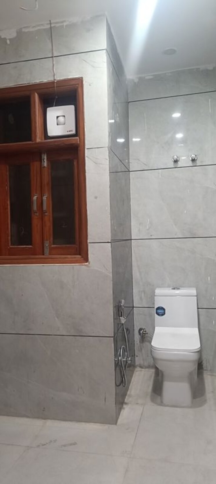 Bathroom, dayanand vihar 3 Bedroom 1500 Sq.Ft. Builder Floor In Dayanand Vihar Delhi 9800496