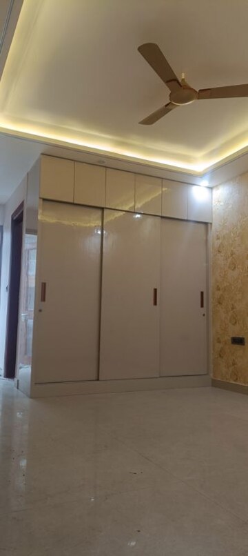 Building Lobby in 3 BHK Builder Floor at Dayanand Vihar – for Sale