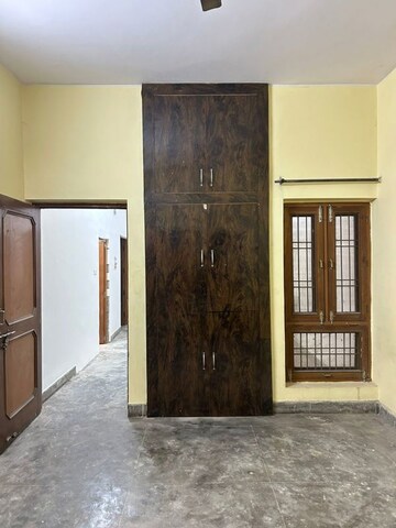 Room in 2 BHK Builder Floor at Gomti Nagar – for Rent