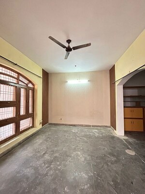 Room in 2 BHK Builder Floor at Gomti Nagar – for Rent