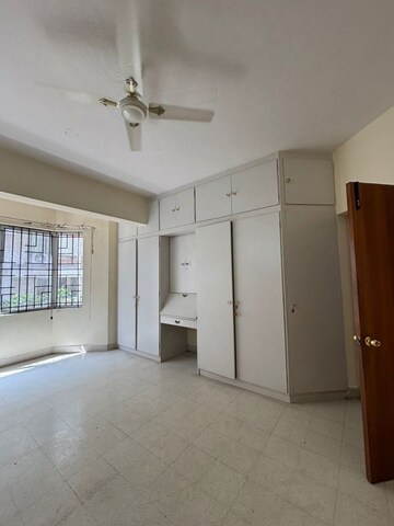 Room in 3 BHK Apartment at HS Apartment, Cunningham Road – for Rent