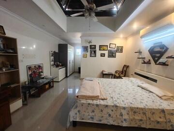 Bedroom in 5 BHK Apartment at Sterling Brunton, Mg Road – for Rent