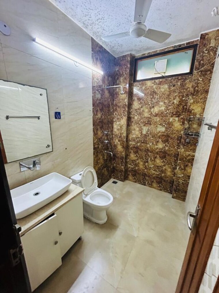 Bathroom, palam vihar 3 Bedroom 2200 Sq.Ft. Builder Floor In Palam Vihar Gurgaon 9800554