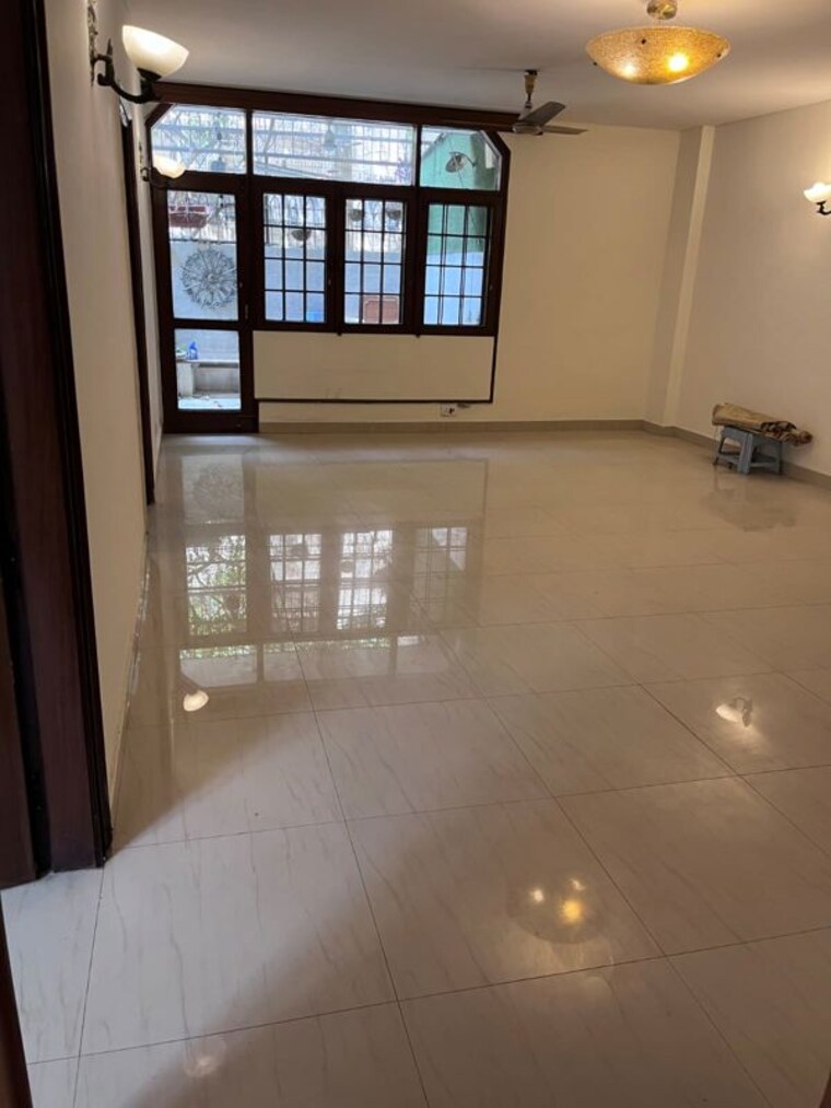 Room, new friends colony 3 Bedroom 506 Sq.Yd. Builder Floor In New Friends Colony Delhi 9800565