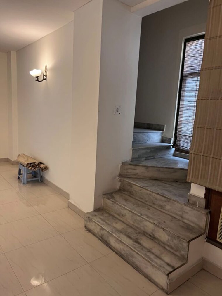 Room, new friends colony 3 Bedroom 506 Sq.Yd. Builder Floor In New Friends Colony Delhi 9800565