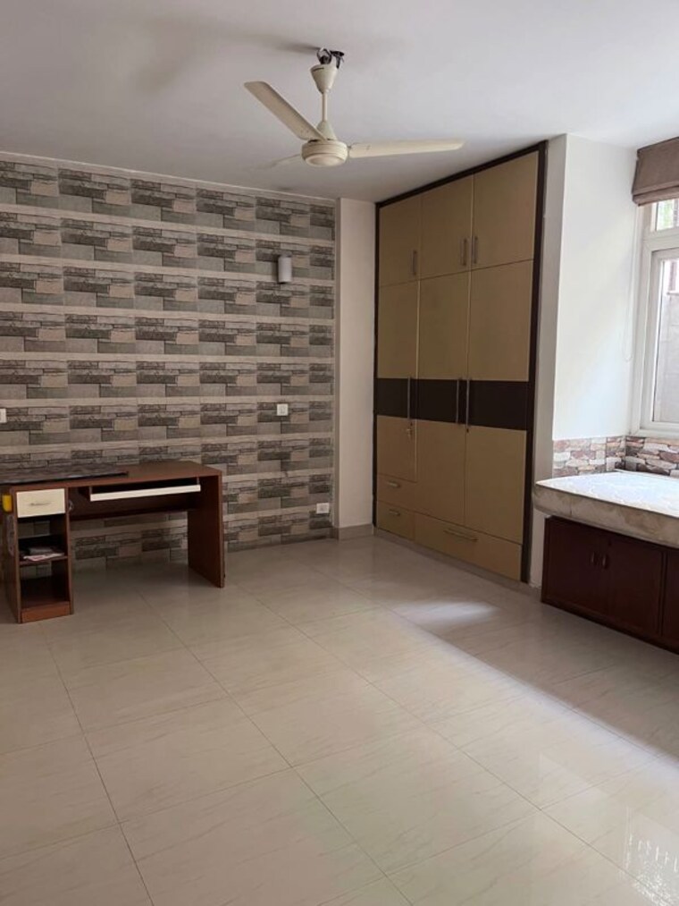 Room, new friends colony 3 Bedroom 506 Sq.Yd. Builder Floor In New Friends Colony Delhi 9800565