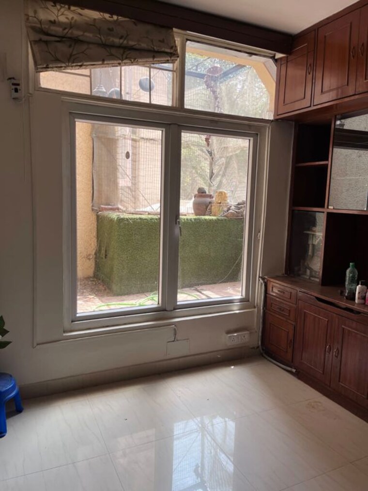 Room, new friends colony 3 Bedroom 506 Sq.Yd. Builder Floor In New Friends Colony Delhi 9800565