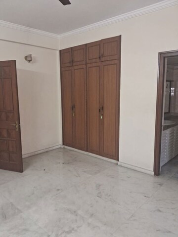 Room in 4 BHK Apartment at Windsor Court, Millers Road – for Rent