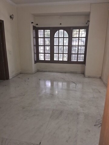 Room in 4 BHK Apartment at Windsor Court, Millers Road – for Rent