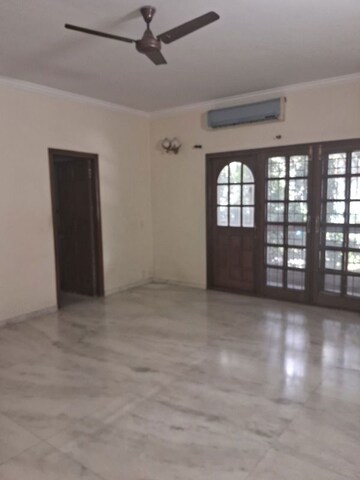 Room in 4 BHK Apartment at Windsor Court, Millers Road – for Rent