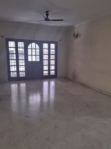 Room in 4 BHK Apartment at Windsor Court, Millers Road – for Rent